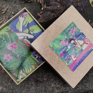 Echarpe “Lenda do Boto”. Embalagem de madeira 17x17x5cm