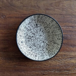 Prato MDSN0002 - “Coleção Mundos”. Desenhos sobre Cerâmica | Lu Paternostro