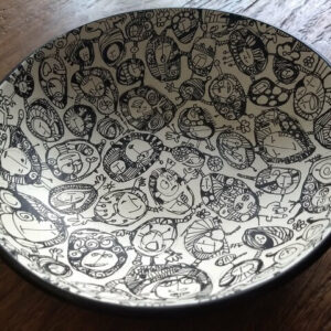 Prato MDSN0003 - “Coleção Mundos”. Desenhos sobre Cerâmica | Lu Paternostro