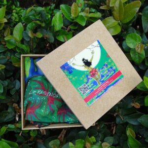 Titulo Echarpe “Lenda da Vitória Régia”. Embalagem em caixa de madeira